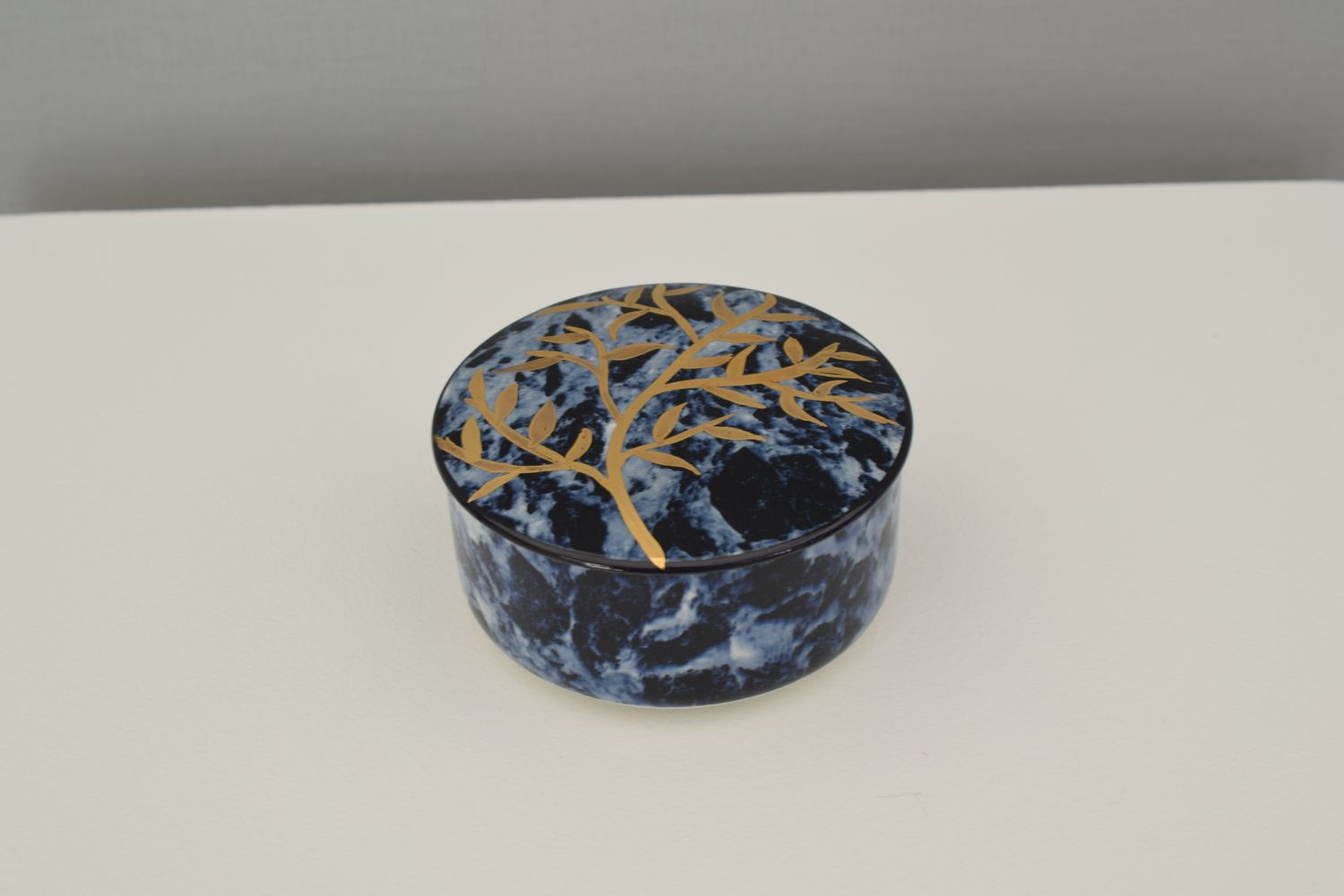 Boîte à bijoux bleue et feuillage doré