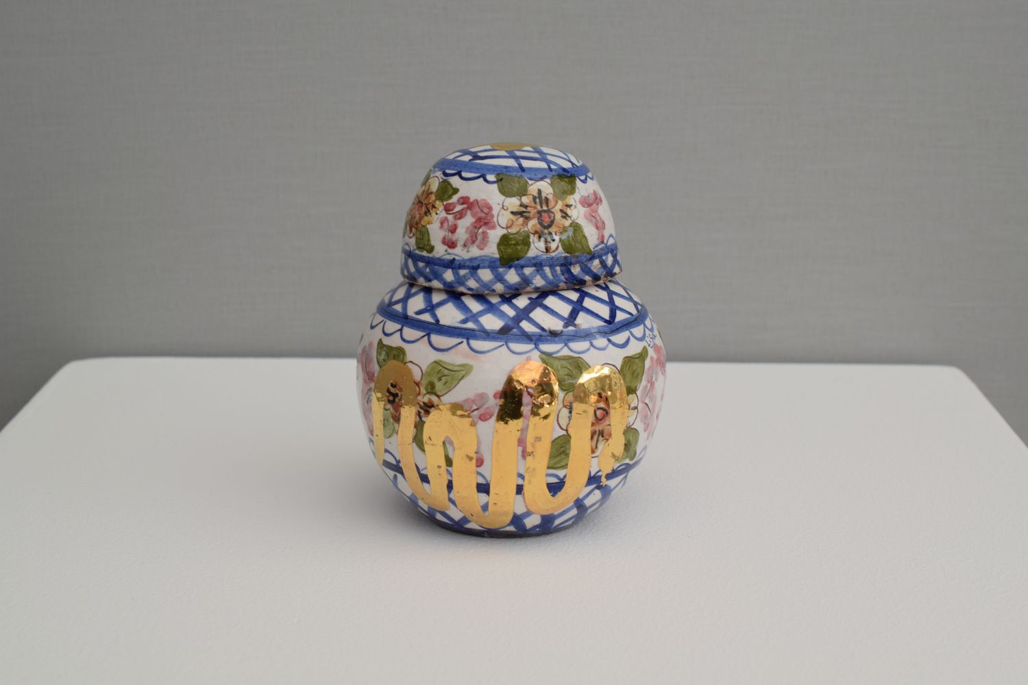 Bonbonnière fleurie et serpent doré