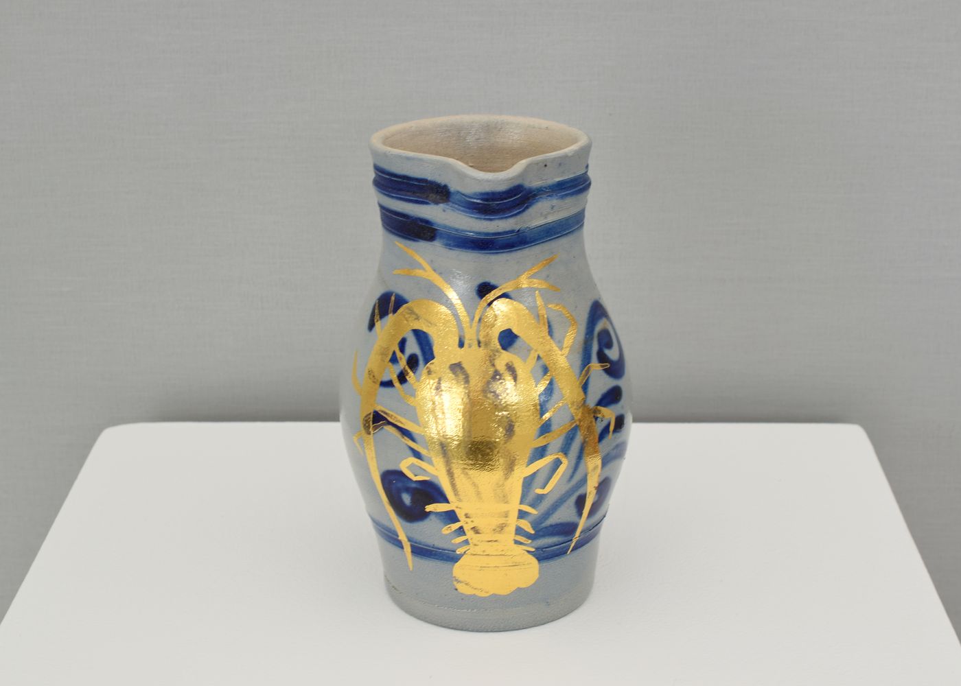 Cruche bleue et homard doré