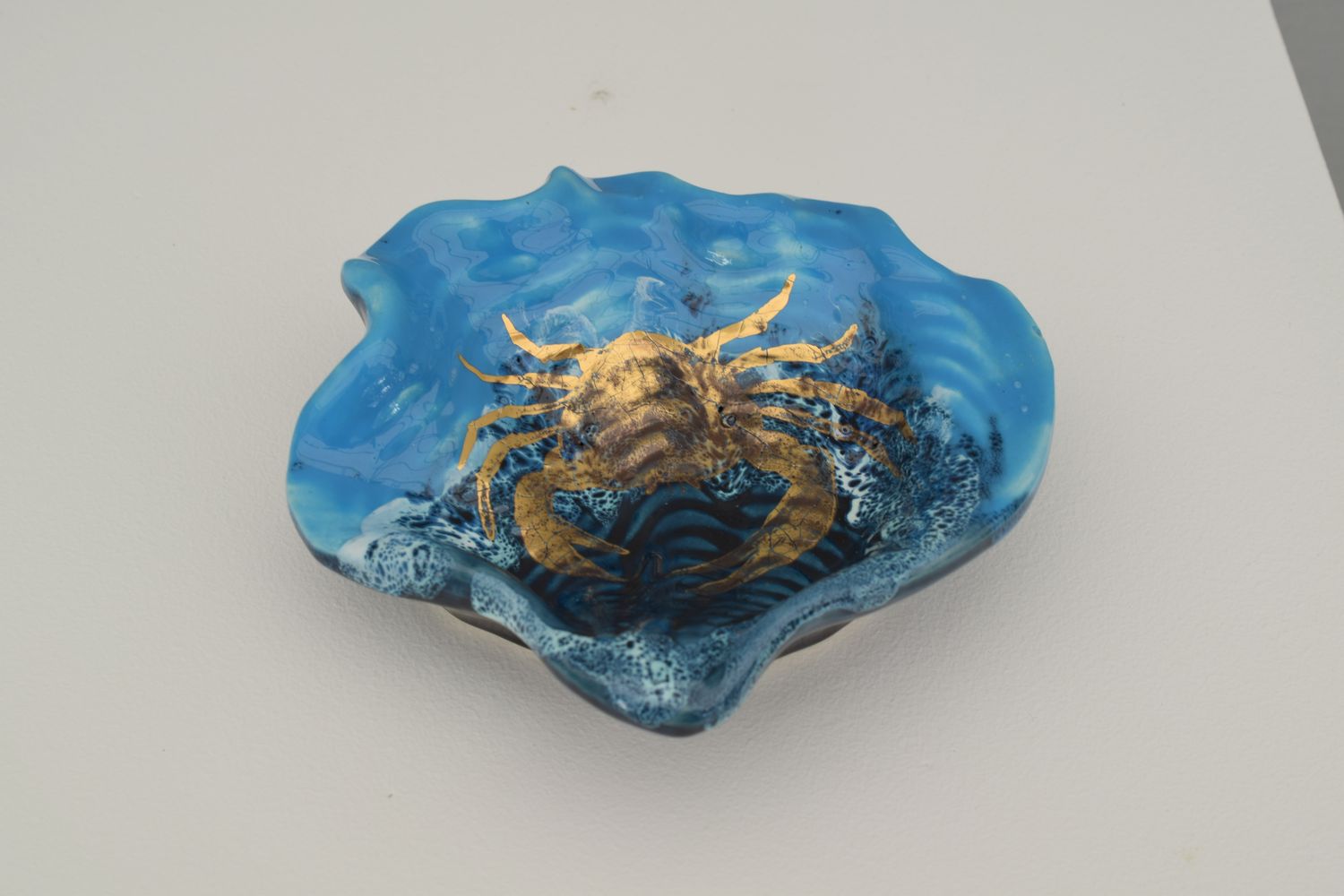 Cendrier en forme de coquillage bleu avec motif de crabe doré