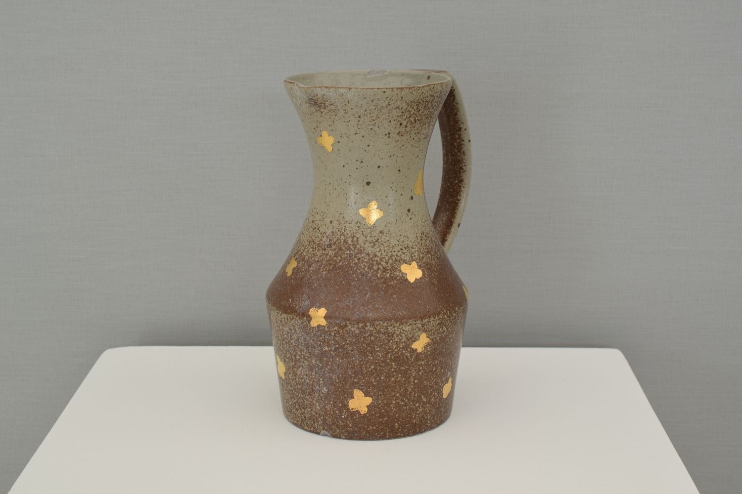 Pichet rustique avec motifs fleurettes dorés