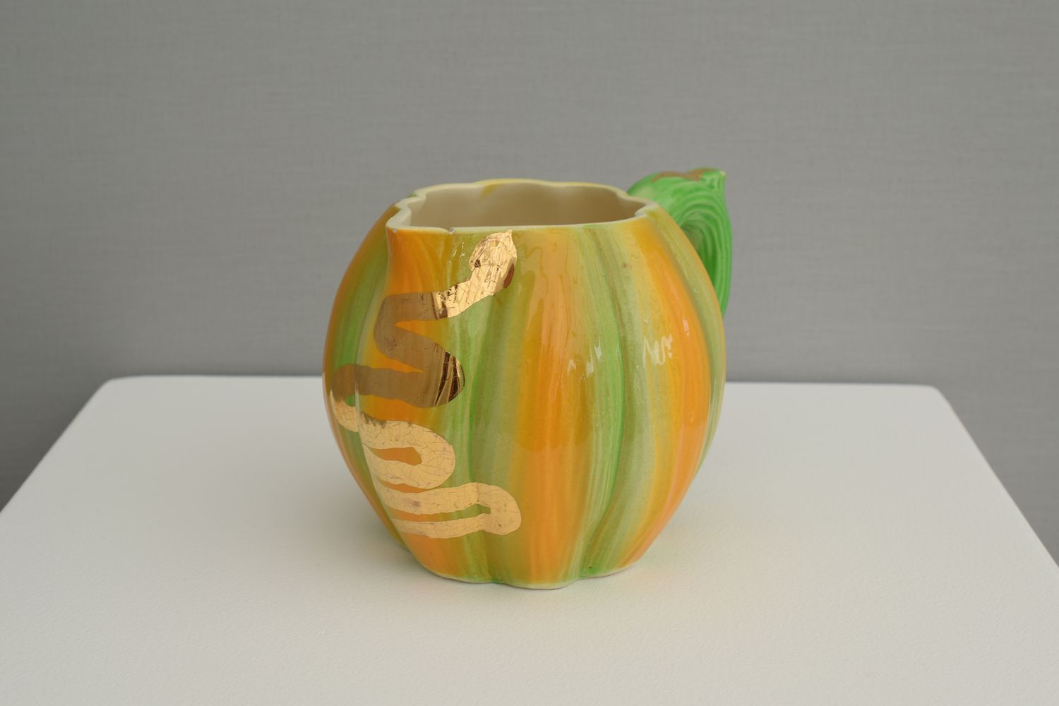 Pichet en forme de cucurbitacée avec motif serpent doré