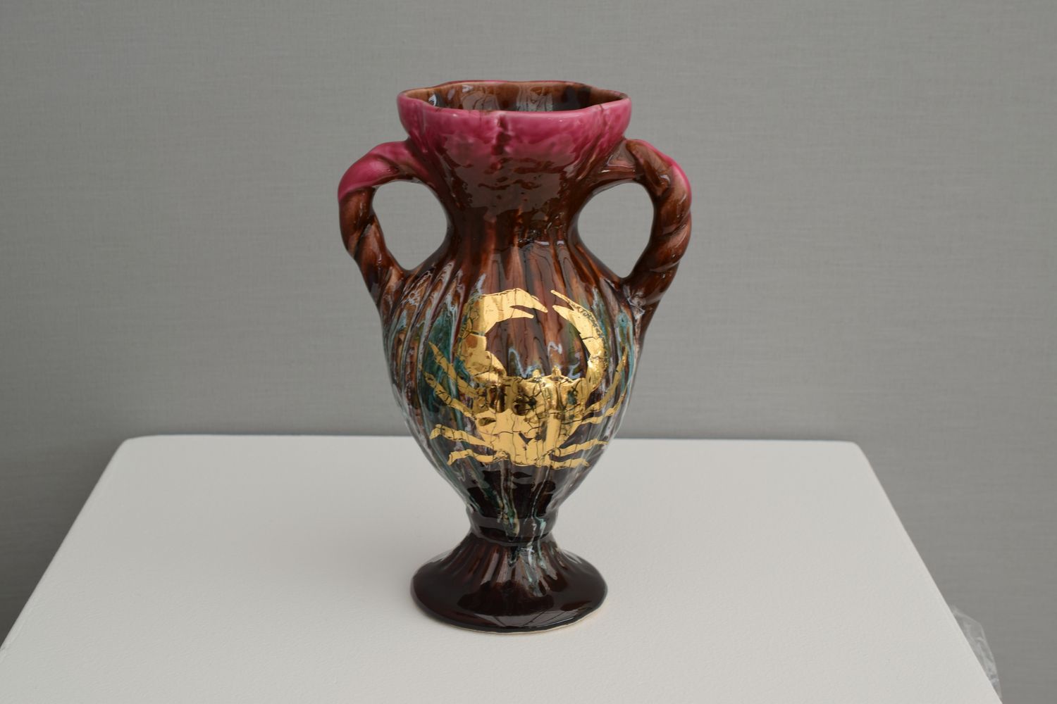 Petit vase en dégradés de mauve et crabe doré