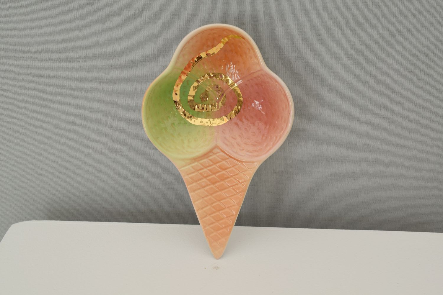 Coupe à glace en forme de cornet à glace et motif serpent doré