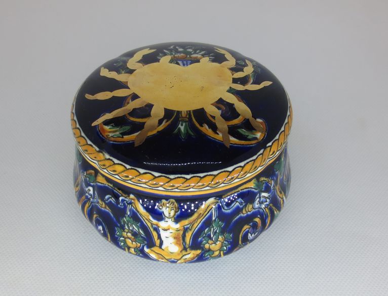 Boîte à bijoux bleu foncé et crabe doré