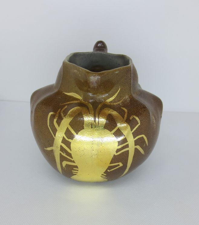 Pichet marron avec écrevisse dorée